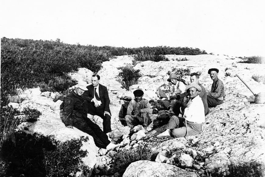 Una Excursió al Montgrí (Cau dels Ossos). S'hi poden veure els historiadors Pere Bosch Gimpera (el primer de l'esquerra, amb barret) i Lluís Pericot. Dia: 29/08/1925 | © Centre de Documentació del Museu de la Mediterrània