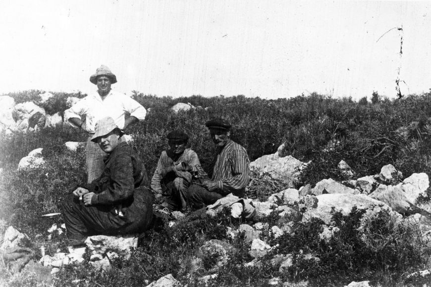 Una Excursió al Montgrí. El Dr Bosch i Gimpera (assegut amb barret), en Lluís Pericot i varis treballadors durant la visita del Montgrí. Dia: 29/08/1925 | © Centre de Documentació del Museu de la Mediterrània