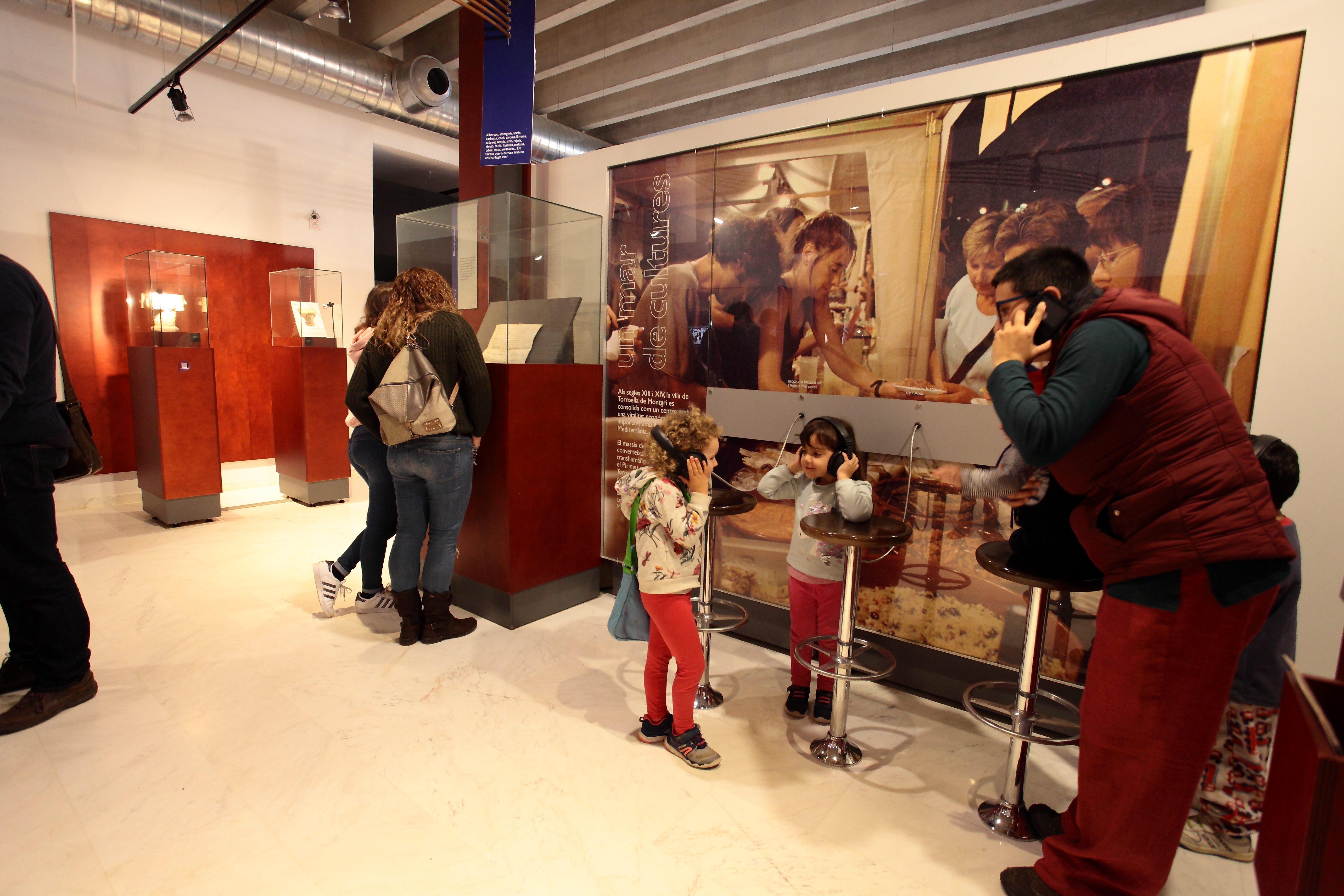 Públic visitant l'exposició permanent | © Museu de la Mediterrània