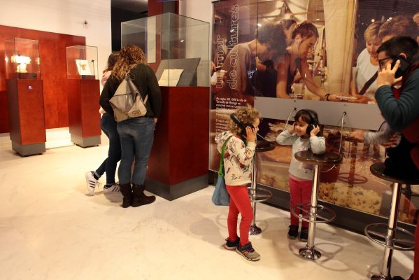 Públic visitant l'exposició permanent | © Museu de la Mediterrània