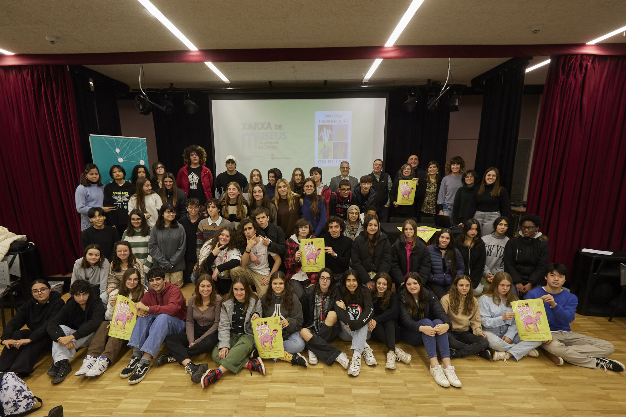 Alumnes de 1r de batxillerat artístic de l'INS Santiago Sobrequés de Girona que han ideat i creat el cartell de la campanya | © Eddy Kelele