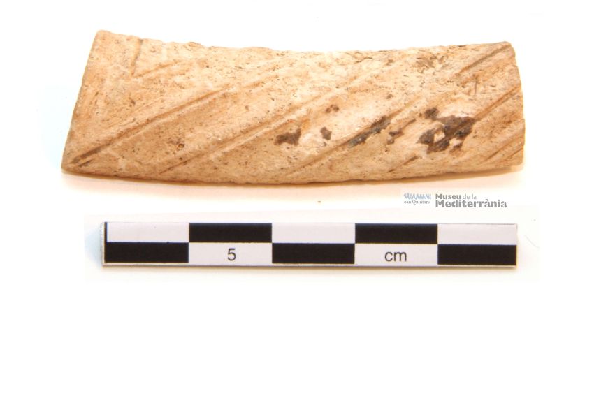 Fragment treballat d’os - aplic | © Museu de la Mediterrània