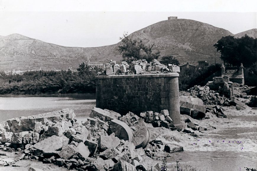 El Pont de Torroella sobre el Ter destruït l’any 1939. | © Fotografia dipositada al Centre de Documentació (Museu de la Mediterrània).