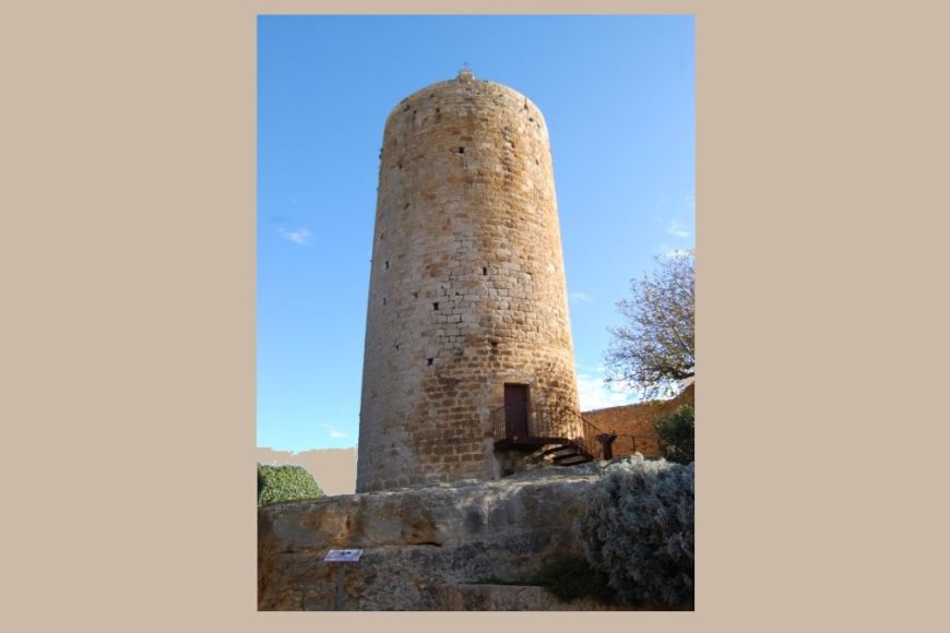 La torre de les hores i la vila de Pals | © Museu de la Mediterrània La torre de les hores i la vila de Pals | © Museu de la Mediterrània