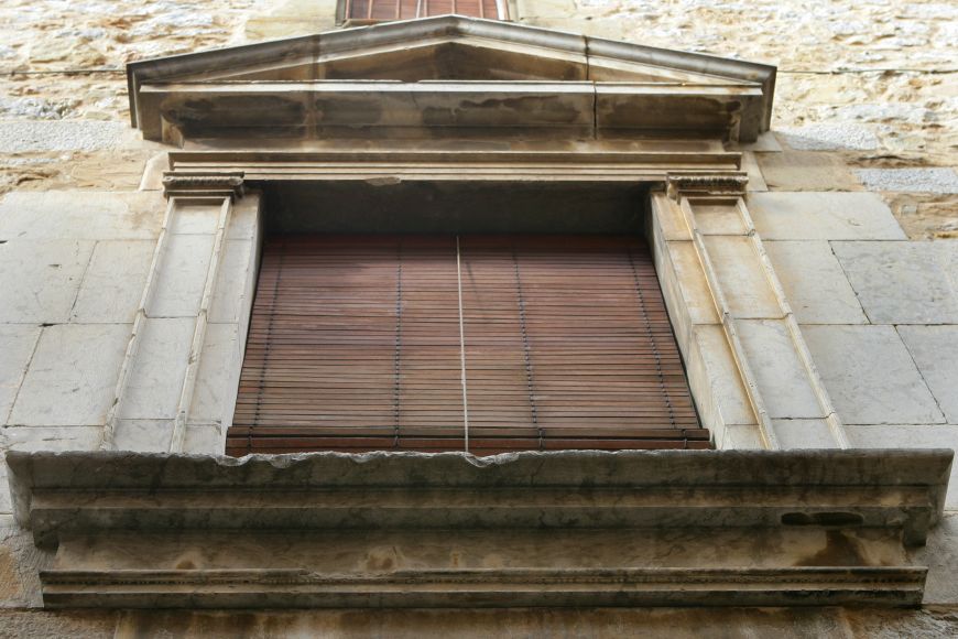 Torroella vila reial - finestra neoclàssica