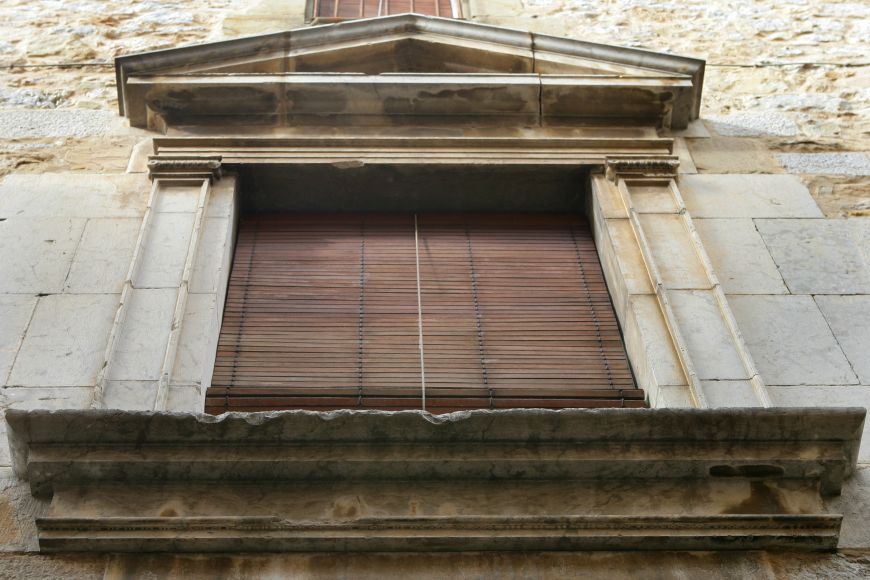 Torroella vila reial - finestra neoclàssica Torroella vila reial - finestra neoclàssica